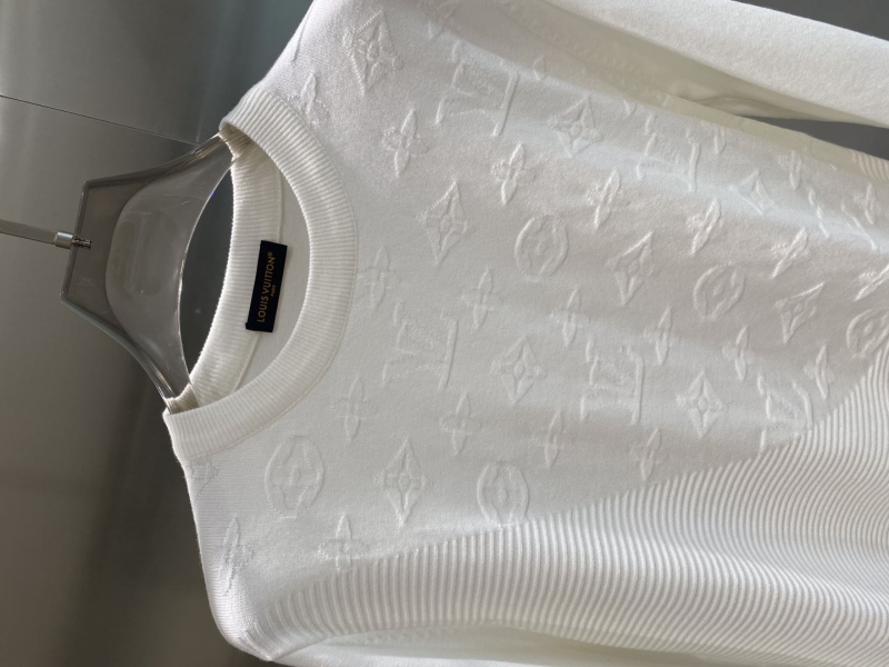 l0vis Vvtt0n sweater